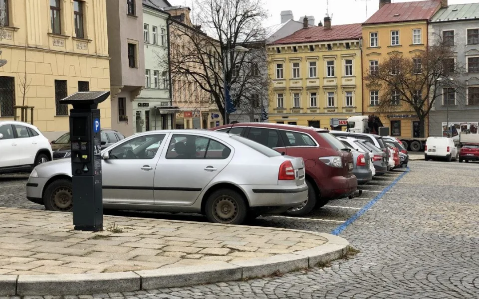 Parkování v Jihlavě I: Na náměstí se toho moc nezměnilo, dá se tam stát i zadarmo