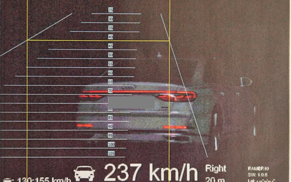 Policisté hlídají dálnici i o půlnoci. Cizinec po ní uháněl rychlostí 237 kilometrů v hodině. Foto: Se svolením Policie ČR