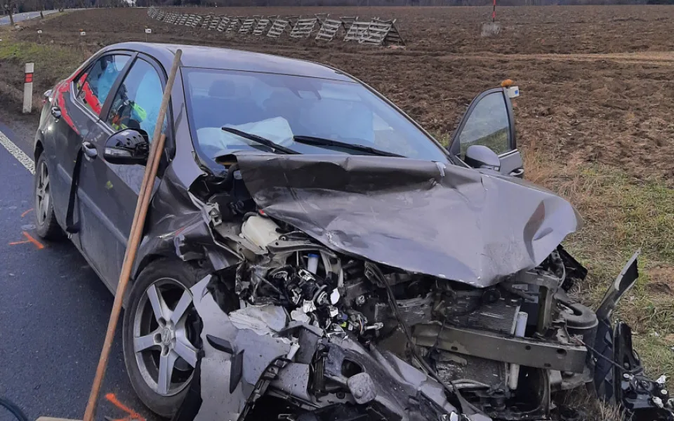 Dvacetiletý řidič dostal smyk, po čelním střetu s jiným autem musely tři osoby do nemocnice. Foto: Se svolením Policie ČR