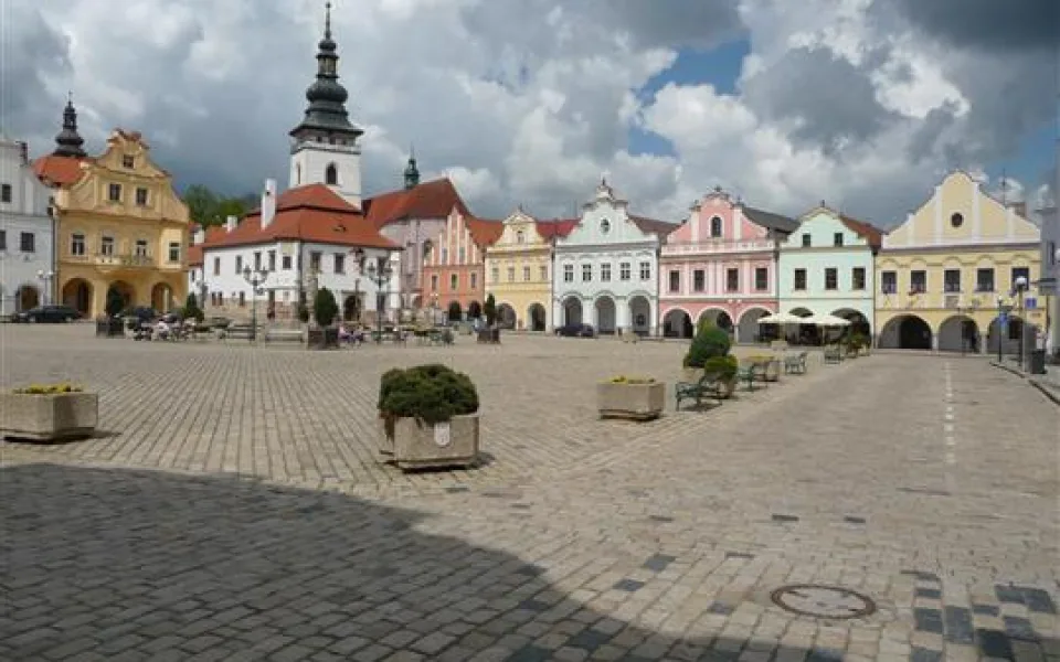 Auta na pelhřimovském Masarykově náměstí chce město nahradit stromy. Lidé by se tam měli potkávat. Foto: Se svolením Města Pelhřimov