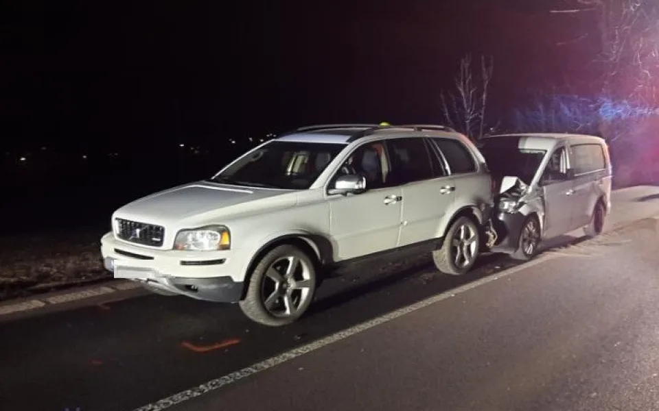 Řidič na Třebíčsku po střetu se srnou zastavil. Vtom do něj narazilo auto, které jelo za ním