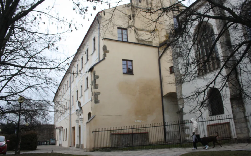 K budově minoritského kláštera zleva přiléhají hradby, které se snažila zdolat menší formace útočníků. Hlavní útok cílil do dvora uvnitř kláštera a na severní frontu domů v ulici. Foto: Stanislav Jelínek