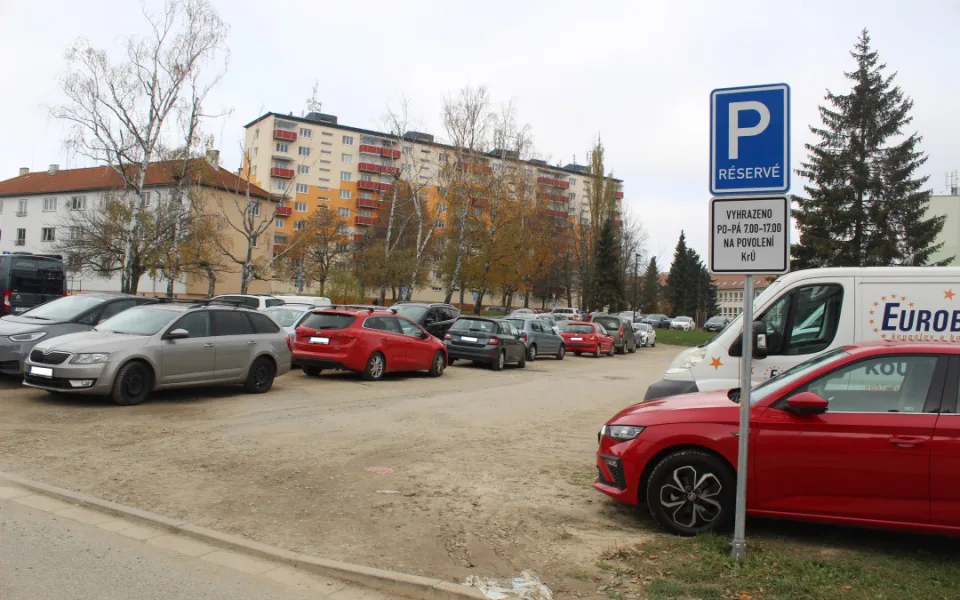 Parkování v Jihlavě II: Za budovou E krajského úřadu je místa dost, na blátivé ploše je parkování zadarmo