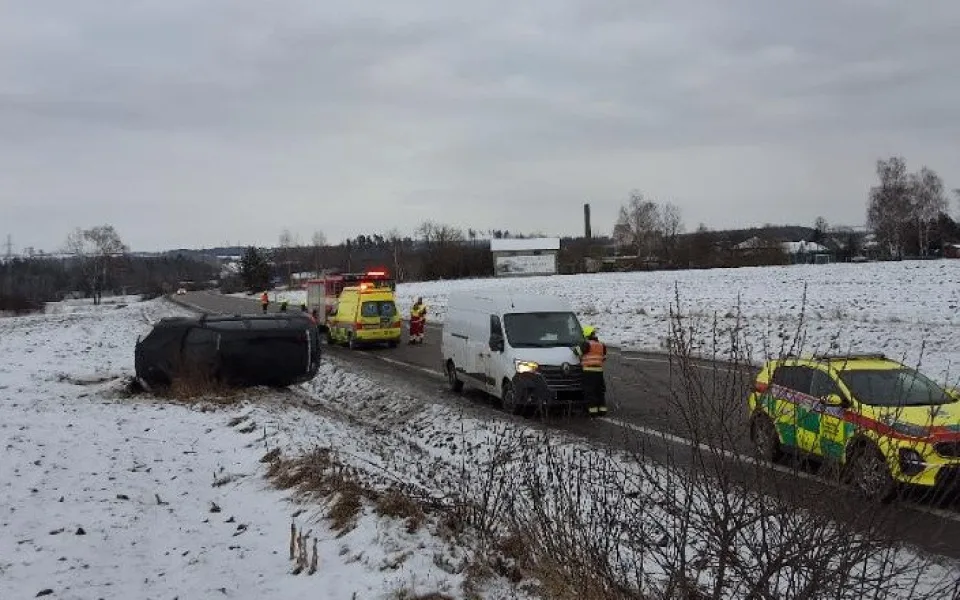 U Štoků se při předjíždění srazila dvě auta. Dva lidé skončili v péči lékařů
