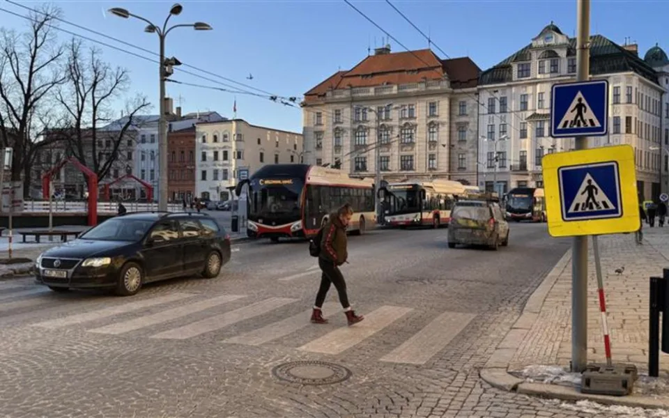 ANKETA: Jihlavské náměstí se přechodně otevřelo řidičům. Mohou zde projíždět maximálně třicítkou