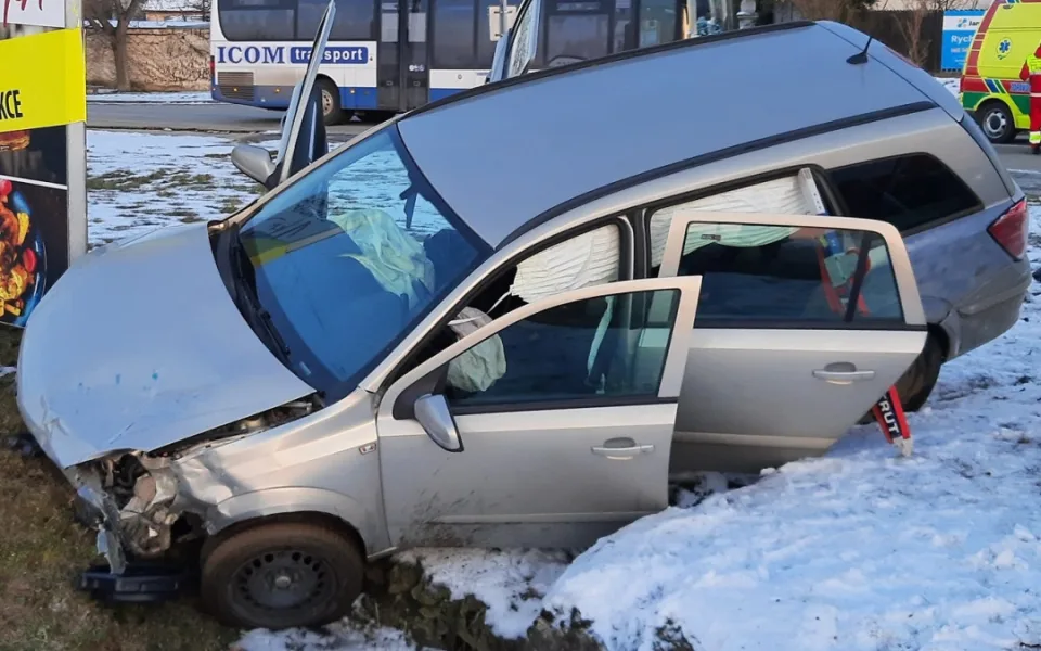 Řidička u Dalešic nedala přednost v jízdě, po nehodě skončila v nemocnici. Foto: Se svolením Policie ČR