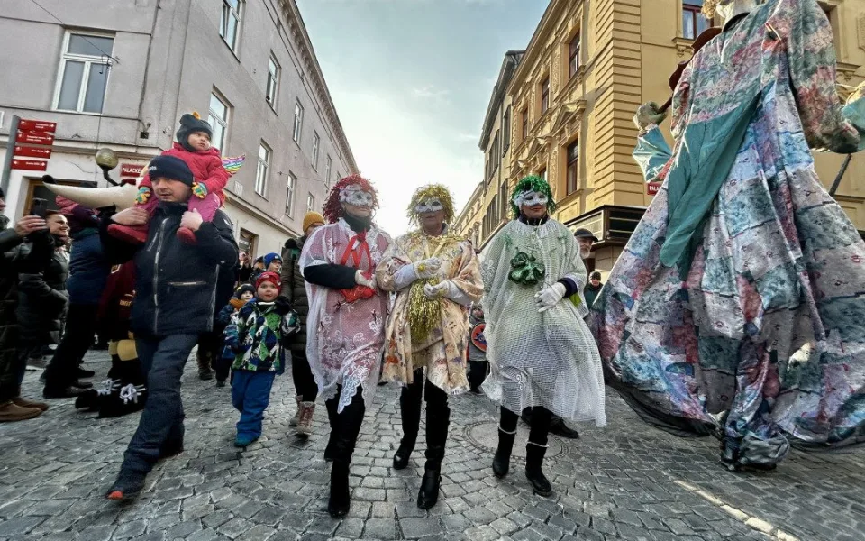 VIDEO: Veselý masopust v centru Jihlavy. V průvodu šla zvířata ze zoo, nadživotní loutky i moderátor v televizi