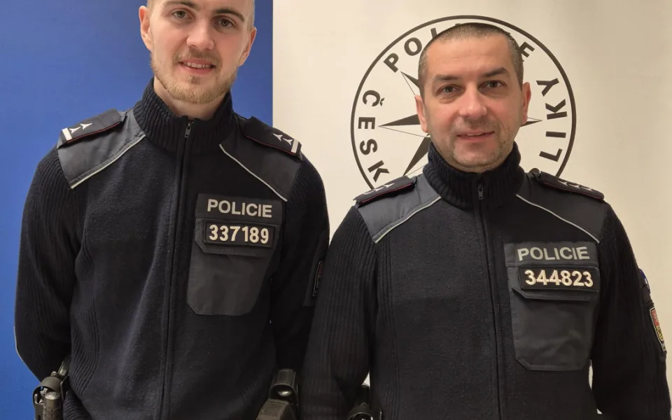 Muž náhle zkolaboval v motorestu u dálnice D1, policisté mu poskytli rychlou pomoc. Foto: Se svolením Policie ČR