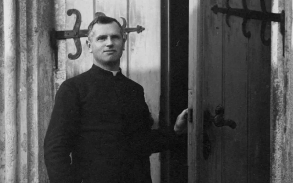 Kněz Josef Toufar u dveří číhošťského kostela, foto: se svolením Miloše Doležala