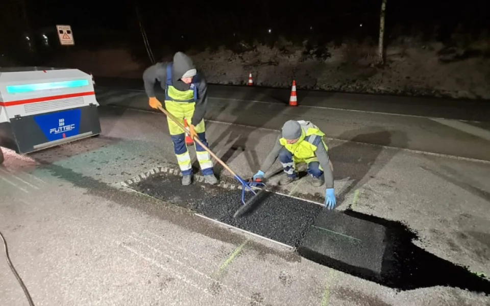 Na silnicích Vysočiny začala oprava výtluků po zimě mikrovlnou technologií, začalo se na Jihlavsku. Foto: Se svolením ŘSD