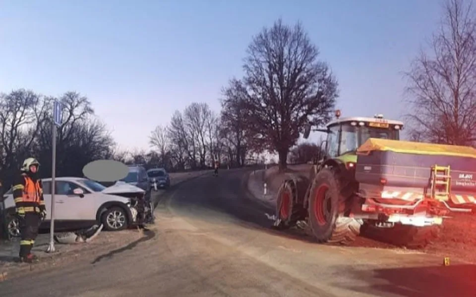 Smolné ráno v Libkově Vodě. Srazilo se tam osobní auto s traktorem
