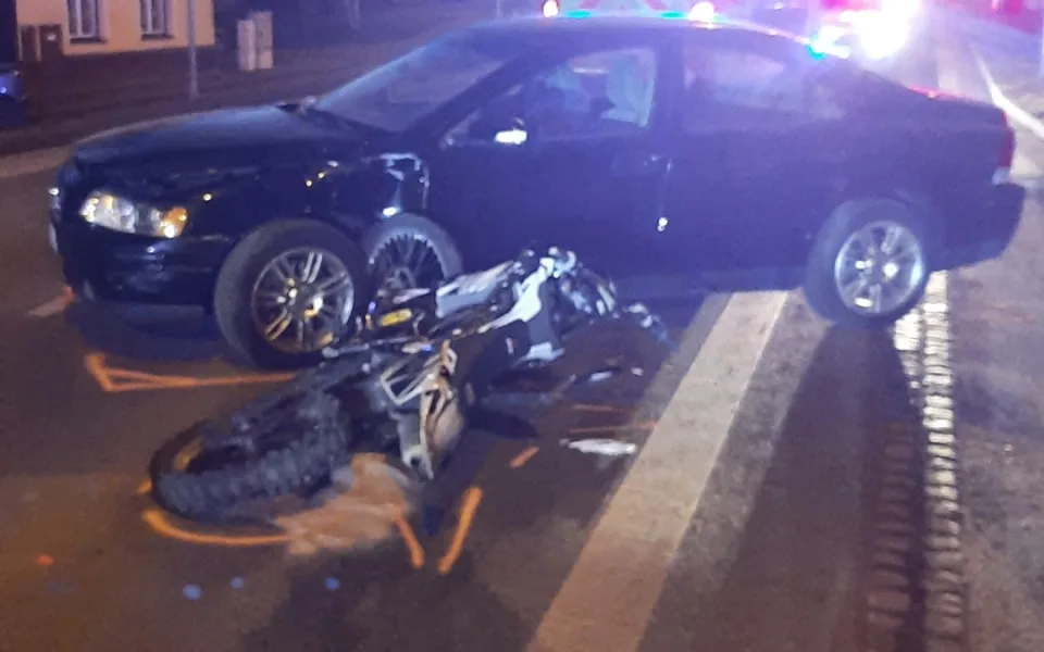 Seniorka nedala přednost motorkáři na hlavní silnici. Pro něj skončil karambol v nemocnici. Foto: Se svolením Policie ČR