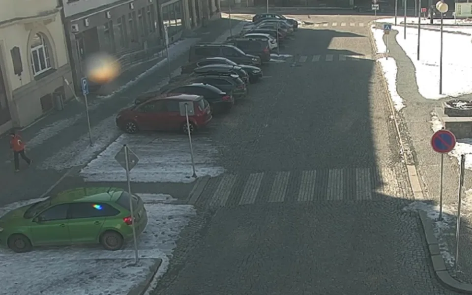 Žena, která zřejmě způsobila nehodu v Humpolci, se vrátila pěšky a uklidila plasty. Nyní jí hledá policie