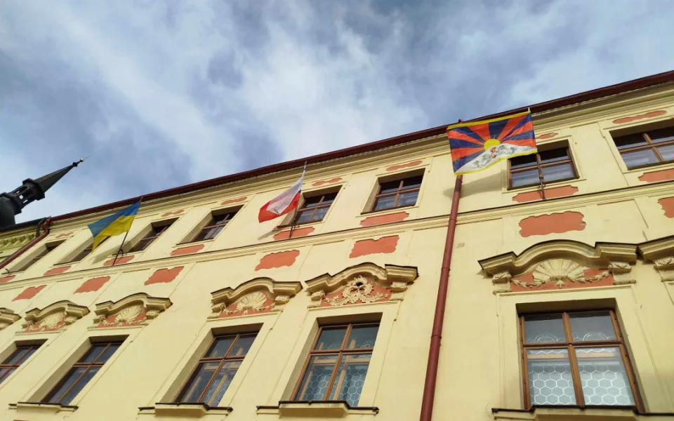Na jihlavské radnici se objevila tibetská vlajka. Město se znovu připojilo k mezinárodní kampani