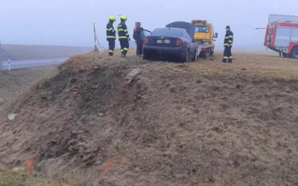 Řidič u Nového Veselí ráno nezvládl průjezd kruhovým objezdem a boural. Skončil v péči lékařů