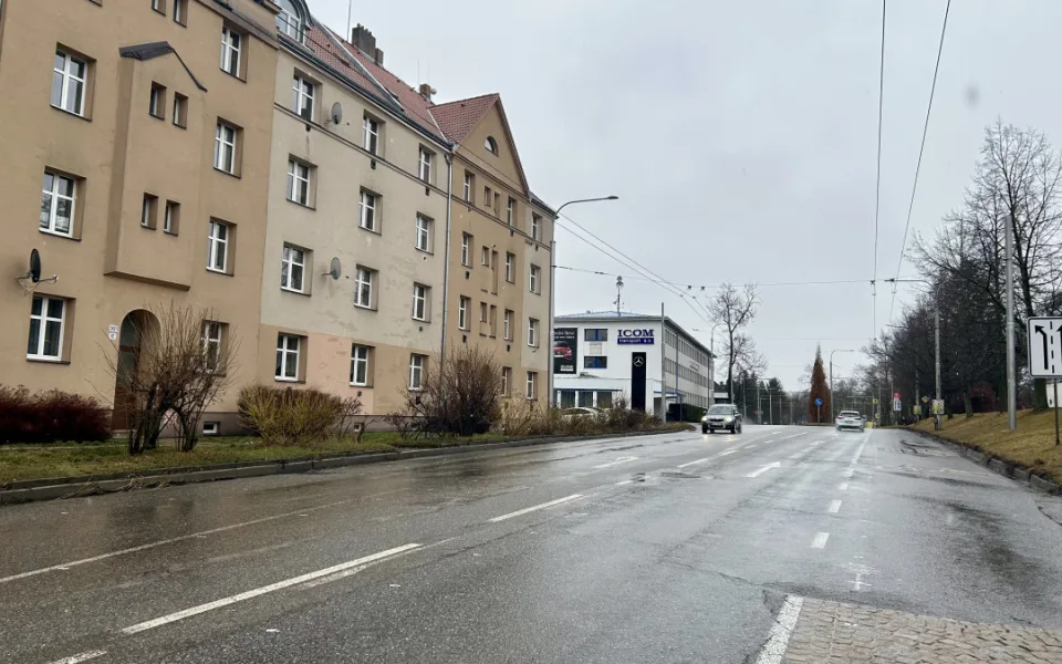 Vyšší bezpečnost pro cyklisty. V Jiráskově ulici, kde denně projede až 20 tisíc aut, se objeví nové cyklopruhy