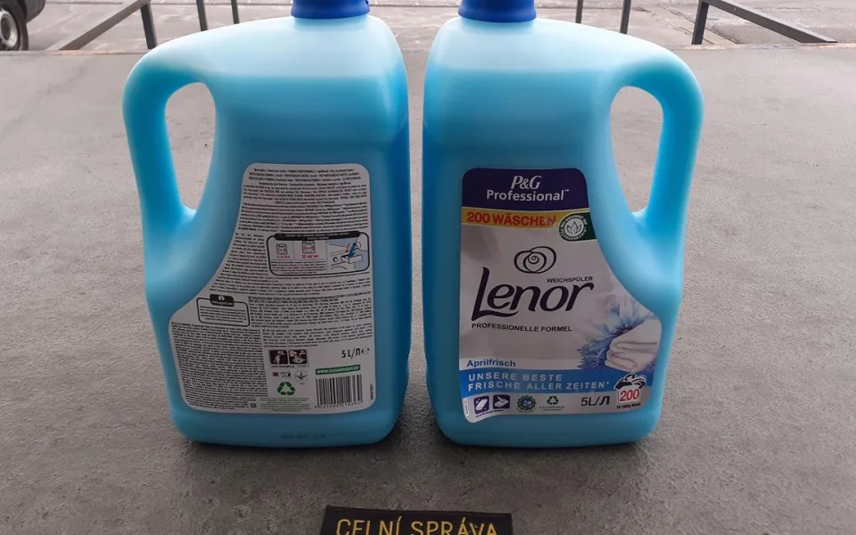 Falešný Lenor a Ariel. Celníci v kraji odhalili padělané prací gely, stojí i o dvě stovky méně než originál