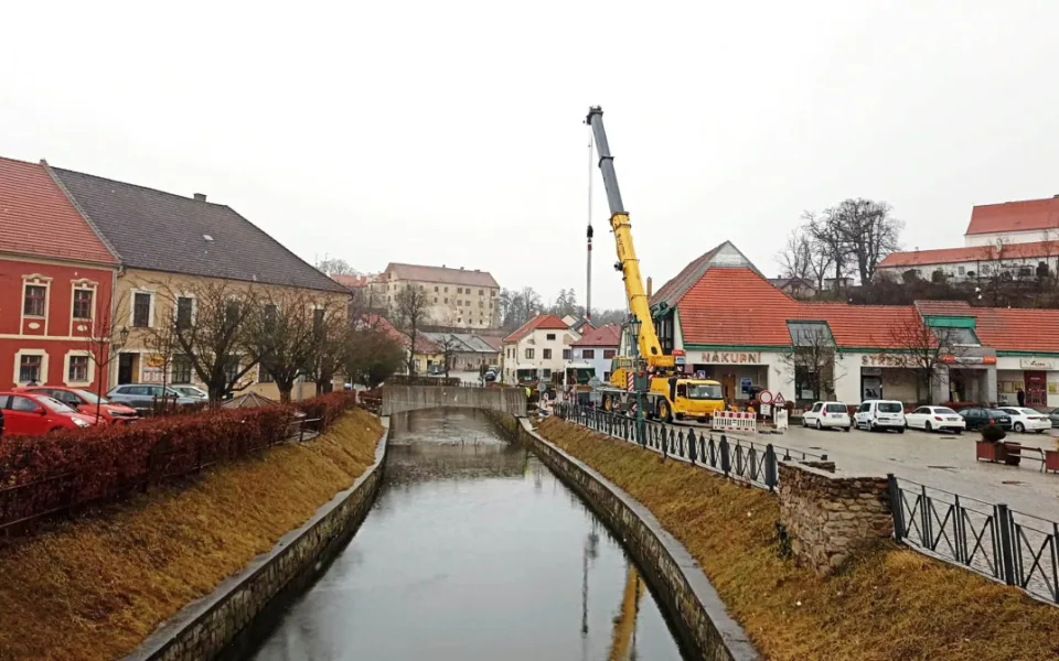 V Brtnici přibyla lávka přes řeku, chodci nebudou muset na úzký most s auty