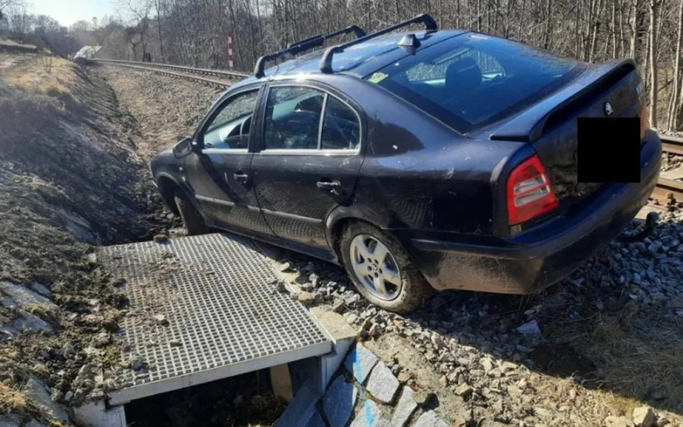 Provoz vlaků na Žďársku zastavilo auto v kolejišti. Nikdo se nezranil