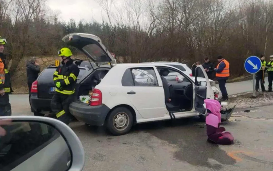 Nehoda u jihlavského Aventinu skončila zraněním čtyř lidí, škoda je 150 tisíc korun