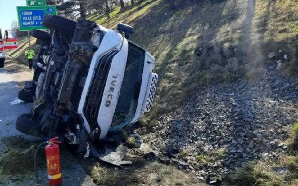 Dodávce při jízdě na dálnici praskla pneumatika, třiadvacetiletý řidič musel po nehodě do nemocnice. Foto: Se souhlasem Policie ČR