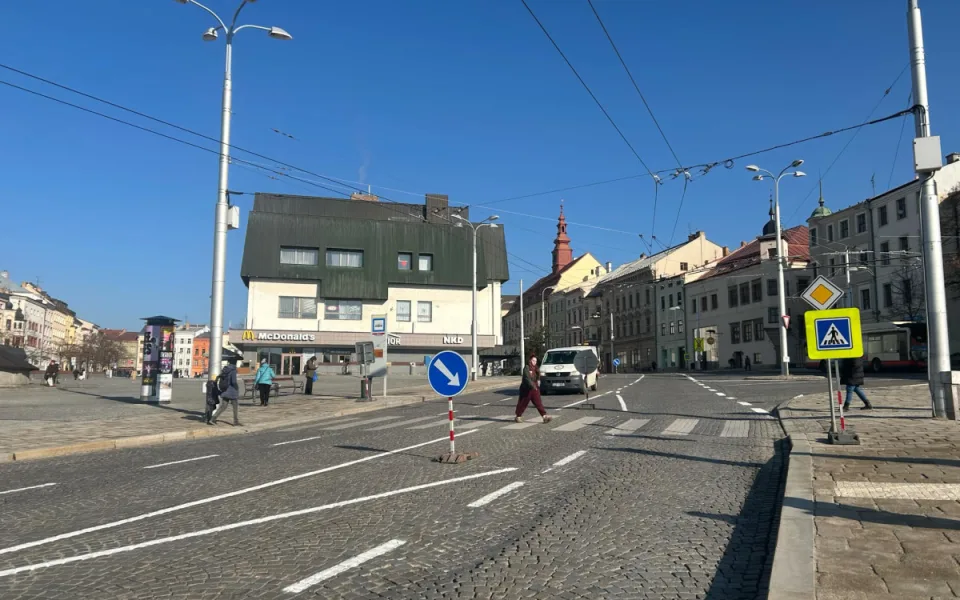 Průjezd náměstím bude plynulejší a bezpečnější. Novotou zářící bílé čáry doplní ještě ostrůvky