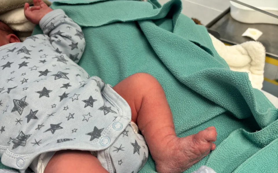 Do babyboxu v Jihlavě někdo odložil romského chlapečka, dostal jméno František. Byl zabalený jen do deky