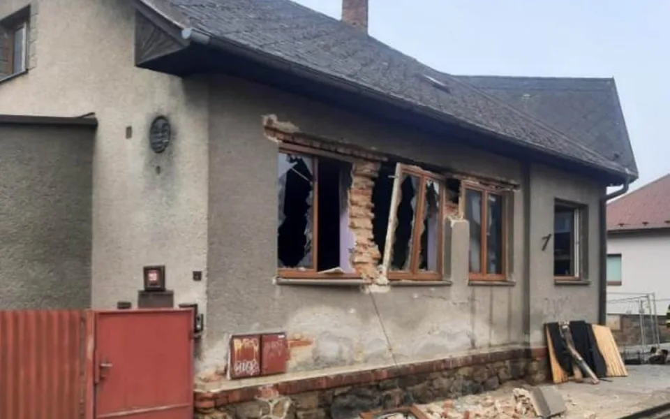 FOTO: Hasiči zasahují v Havlíčkově Brodě. Zaměstnal je výbuch v kočičí kavárně