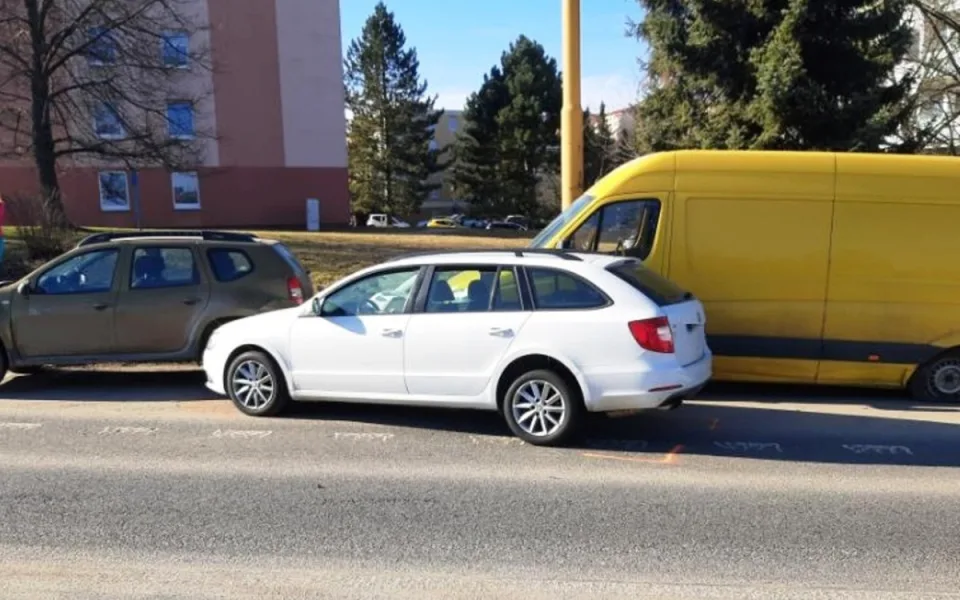 Nehoda na Okružní v Jihlavě: Policie hledá svědky a řidičku, která se snažila pomoci