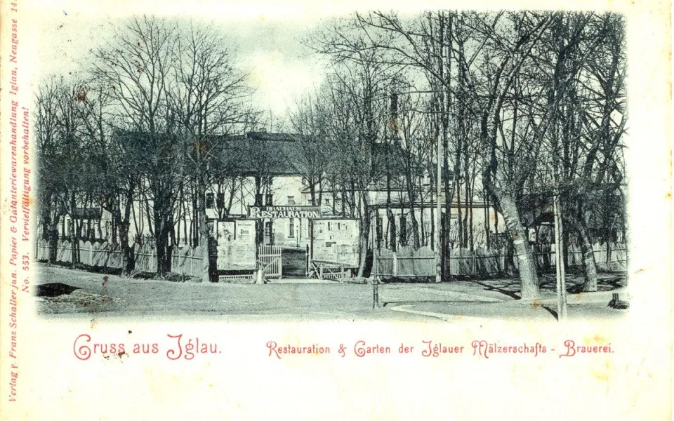 Jihlavský pivovar od jihovýchodu se zahradou. Dobová pohlednice zachycuje podobu pivovaru před rokem 1924. Reprofoto: poskytl Stanislav Jelínek