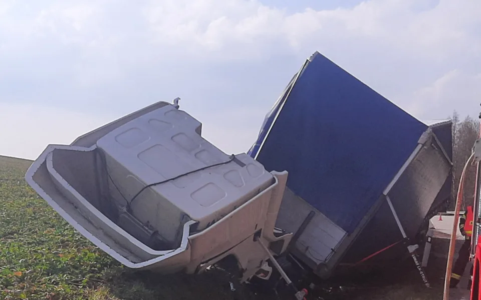 Řidič kamionu se nevěnoval řízení, v příkopu narazil do betonového propustku. Foto: Se souhlasem Policie ČR