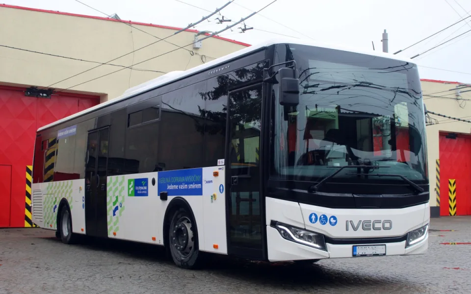 Na Jihlavsku dnes poprvé vyjel dopravce ČSAD Autobusy České Budějovice. Jezdí novými autobusy Iveco. Foto: Busem Vysočina (facebook)
