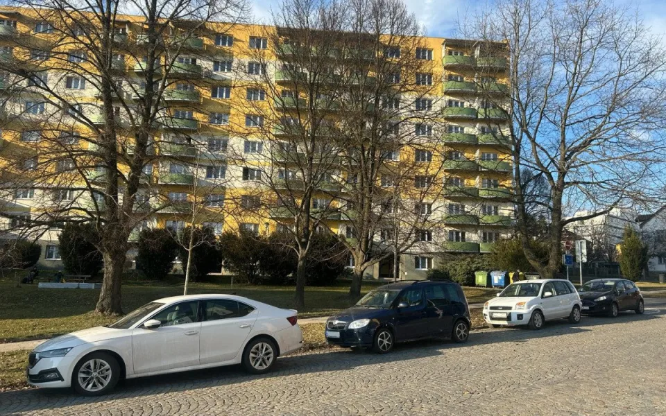 Parkování v Jihlavě V: Na sídlišti U Hřbitova se situace zlepšila, pro návštěvy mají lidé hodiny zdarma