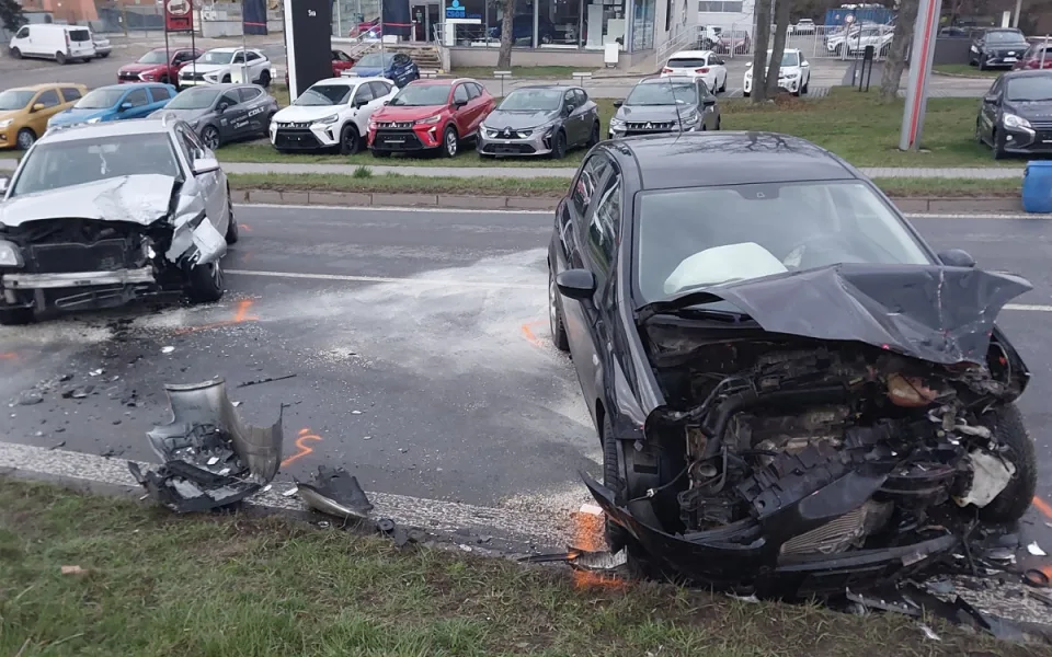 Nehoda v Třebíči. Řidič Fiatu se srazil s Audi v protisměru, dva lidé skončili v péči lékařů 