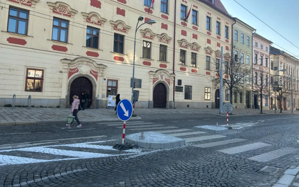 Ostrůvky na náměstí lidé kritizují. Nejsou esteticky ideální, ale prioritou je bezpečnost, reaguje radnice