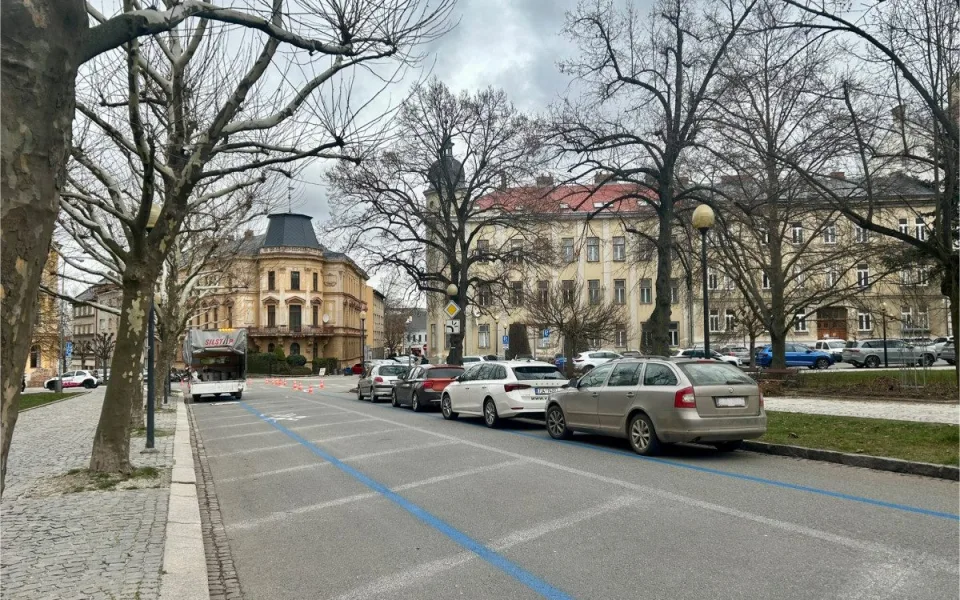 Změna stání u jihlavského gymnázia a více míst. Řidiči tam ode dneška parkují podélně