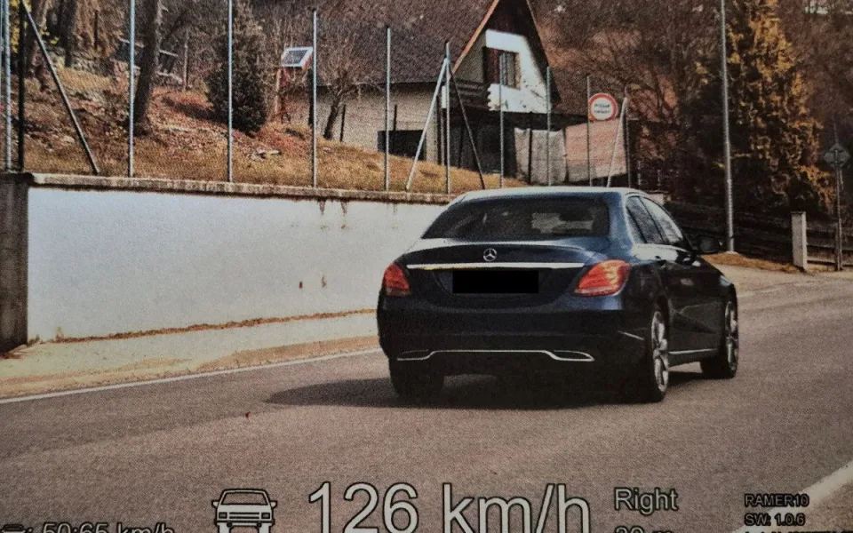 Hazard na Havlíčkobrodsku. Mladý řidič v Mercedesu se řítil obcí rychlostí 126km/h