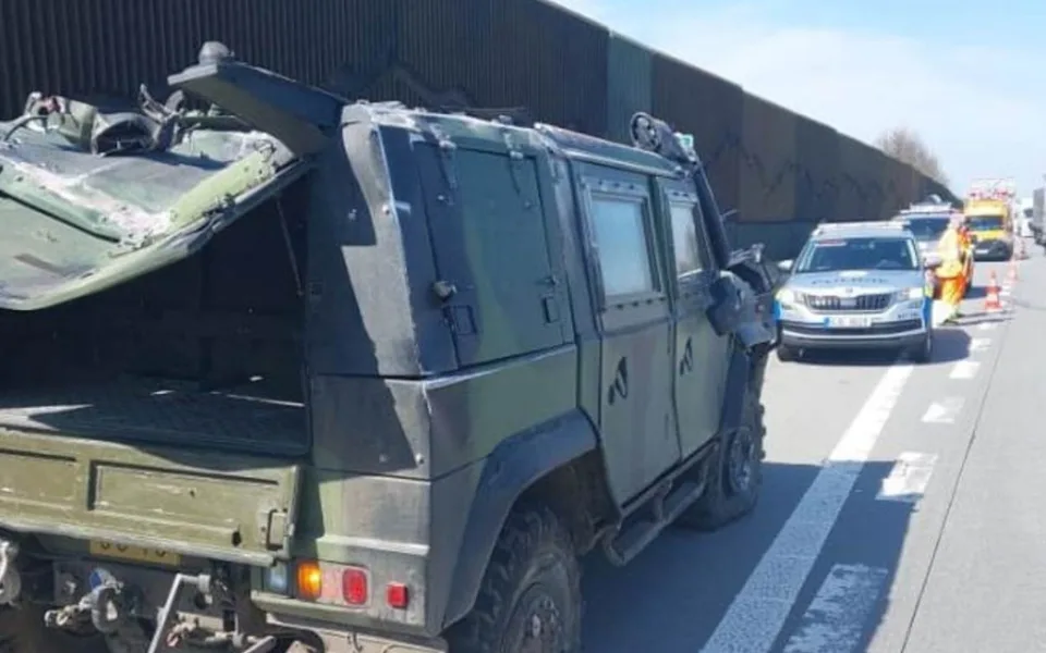 Na D1 havarovalo armádní vozidlo, dva lidé utrpěli zranění. Na místo letěl i vrtulník