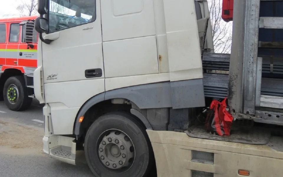 Řidič tahače špatně upevnil náklad. Ten se utrhnul a poškodil návěs, kabinu i silnici. Foto: Se souhlasem Policie ČR