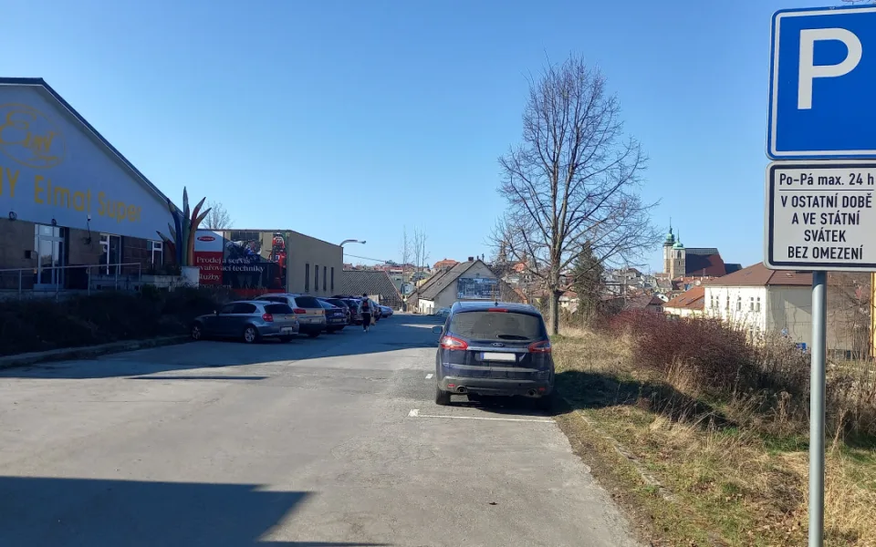 Parkování v Jihlavě VI: U starého Jihlavanu se parkuje zdarma a na dohled od centra
