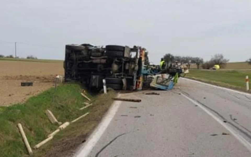 Na silnici z Třebíče do Telče se převrátilo nákladní auto, silnice je uzavřená. Foto: Se souhlasem Policie ČR