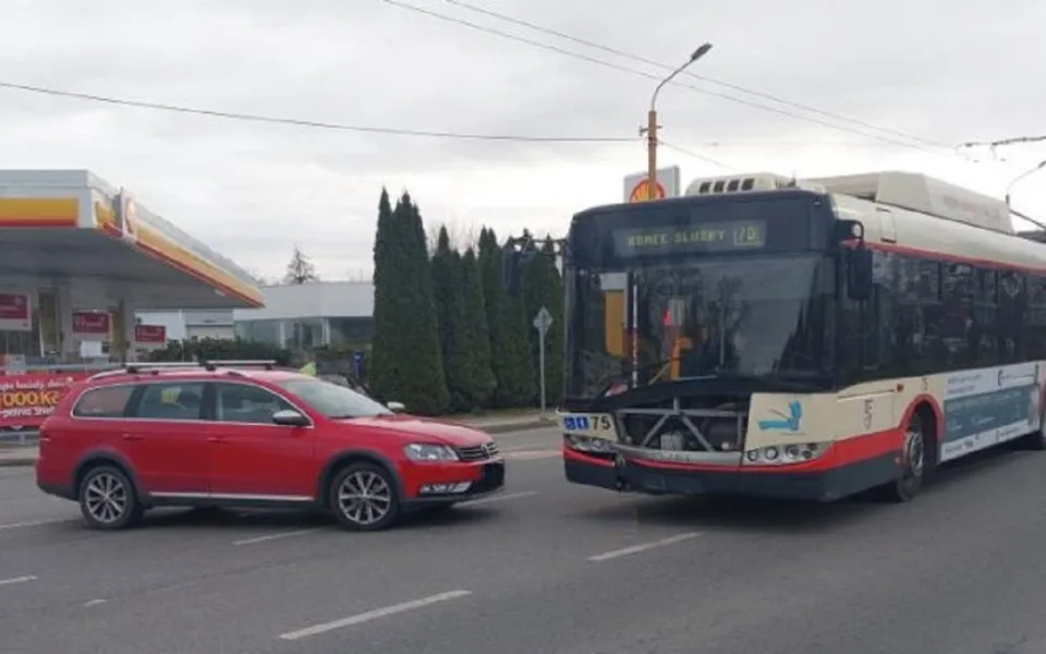 Řidič trolejbusu předjížděl kolonu odbočovacím pruhem. Srazil se s autem bez platné technické prohlídky. Foto: Se souhlasem Policie ČR