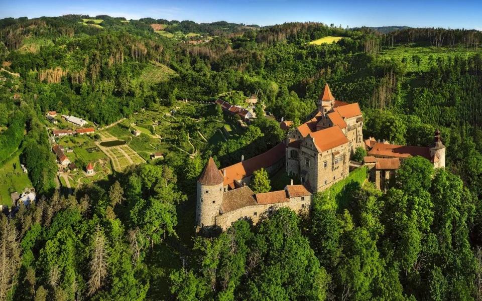 Uplynulo přesně dvacet let od ničivého požáru na hrade Pernštejn. Plameny tehdy zničily krov a kus podlahy