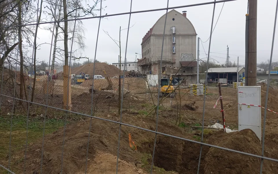 Křižovatku u Rozkvětu a dopravní terminál propojí nová silnice. Dělníci jí budují vedle Sila