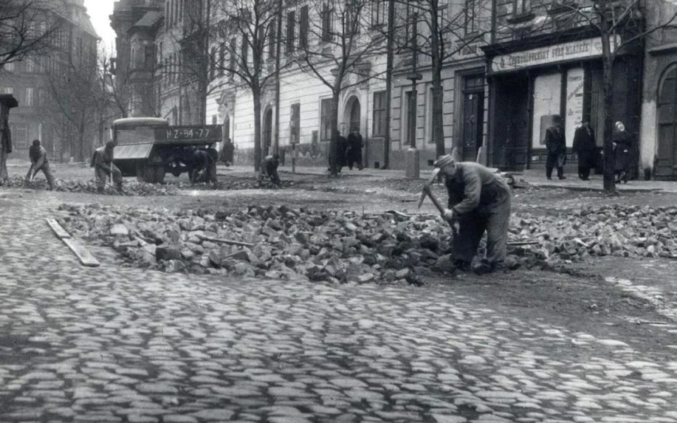Od poloviny 50. let komunistické vedení města organizovalo mnoho změn k lepšímu, jako například opravy dlažby na jihlavském náměstí. Foto: Poskytl Stanislav Jelínek