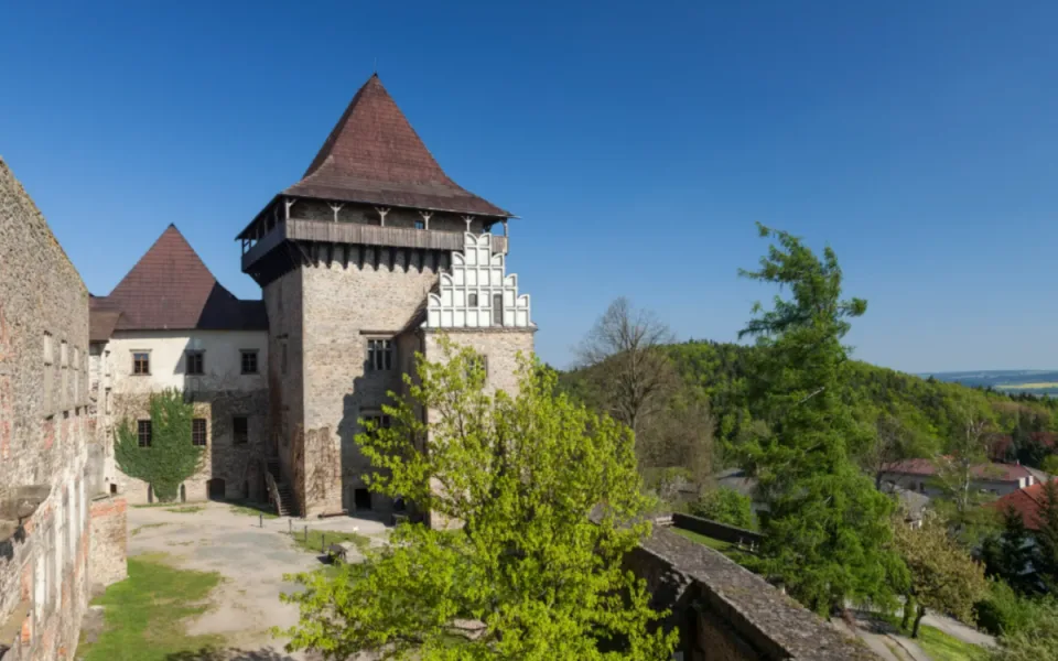Lipnický hrad mění po více než 30 letech šindelovou střechu věže Samson
