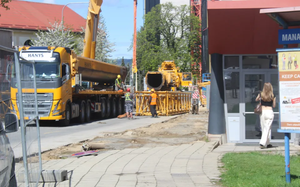 Jiráskova ulice je uzavřená. Demontují se jeřáby, které stavěly Horáckou arénu