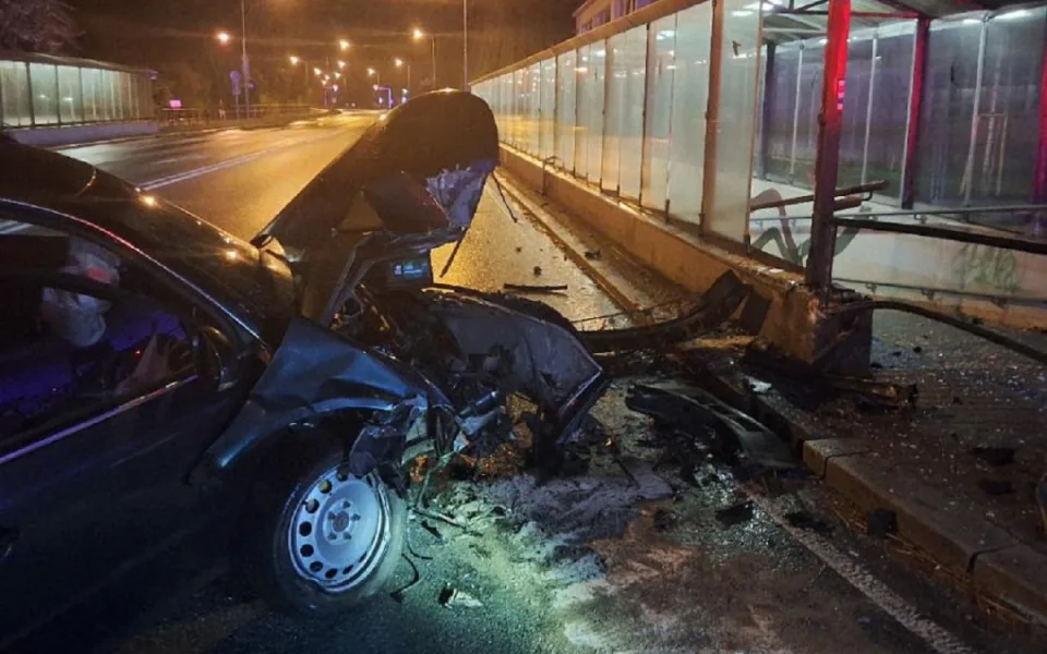 Devatenáctiletý řidič zřejmě usnul za volantem. Skončil v nemocnici. Foto: Se souhlasem Policie ČR
