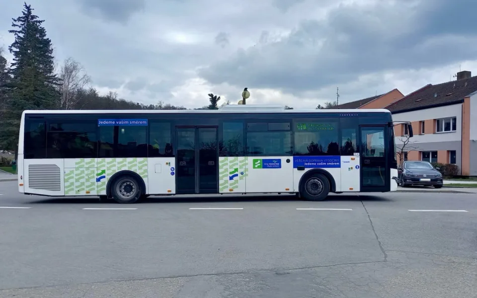 Tři týdny nového dopravce na Jihlavsku. Co ukázala anketa mezi čtenáři Drbny?
