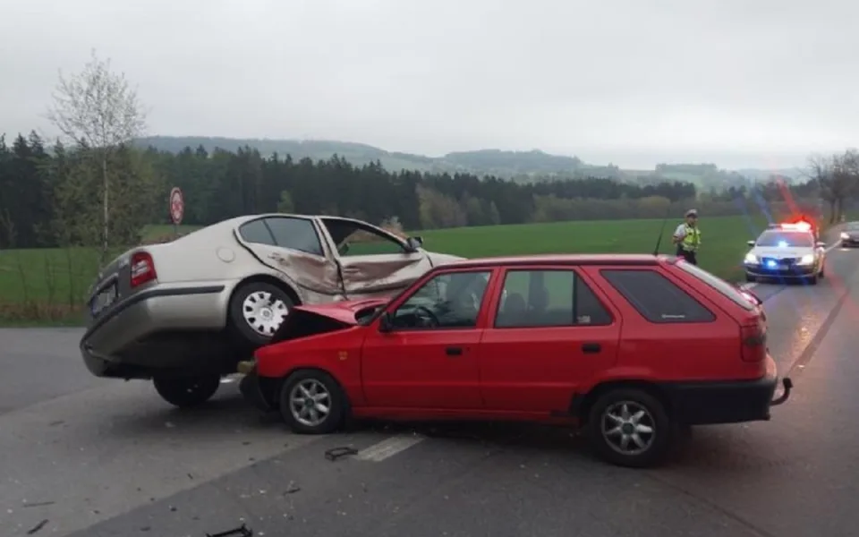 Osmnáctiletá řidička odbočovala, když jelo auto v protisměru. Zranila se. Foto: Se souhlasem Policie ČR